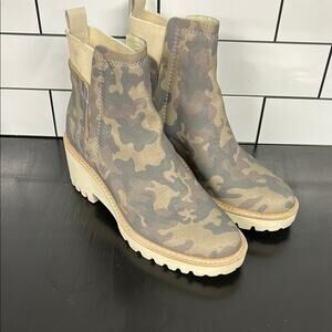 DOLCE VITA Huey Lug-sole Chelsea Booties Women's Shoes In Camo Canvas Size 9.5